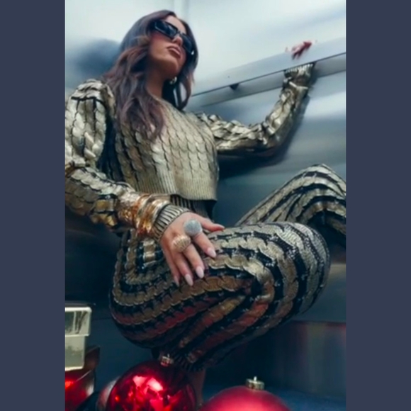 Gold Patterned Women's Sweater Pants Set NWOT - Picture 6 of 6